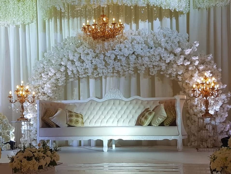       ديليزيا العين -    كوشات  اعراس فخمة   | أفكار كوشات  اعراس فخمة | تصاميم كوشات |   ديكور  كوشات  ورد طبيعي 

                        كوشة اعراس بأريكة بيضاء وزهور. تصميم رائع يضفي جوًا رومانسيًا وجمالًا على المناسبة الخاصة